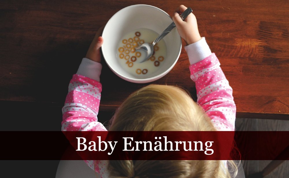 Baby vor Schale