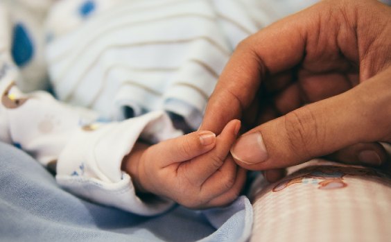 Baby- und Elternhand