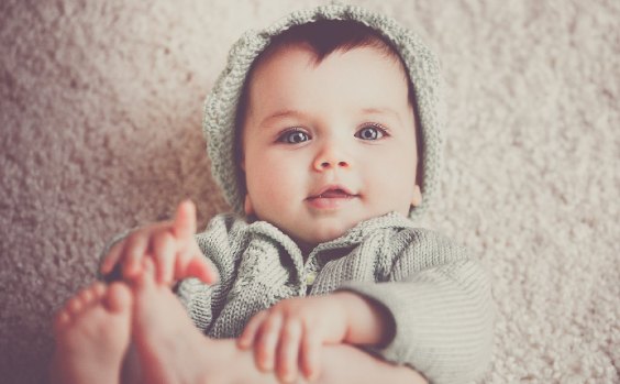 Baby Junge in grauer Jacke