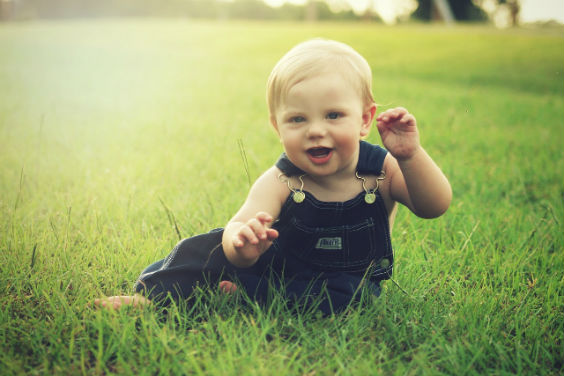 Baby auf Wiese