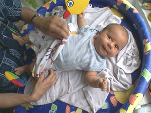 Das Anziehen vom Baby bedarf einiger Kniffe