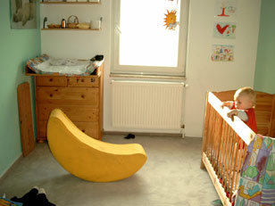 Ein Kinderzimmer mit umfangreicher Baby Ausstattung