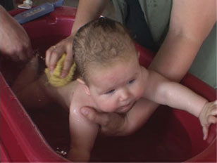 Das Halten vom Baby beim Baden - Position 2