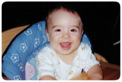 Ein gesundes Baby lacht